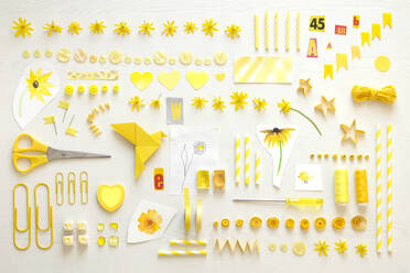 Sammlung von gelben Gegenständen, darunter Blumenköpfe, Nähutensilien und Bürobedarf - CMF00888