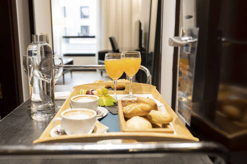 Frühstückstablett in der Hotelsuite - JCCMF02401