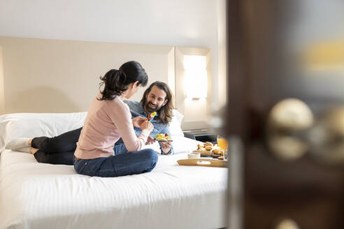 Reifes Paar frühstückt zusammen in einem Hotelzimmer - JCCMF02408