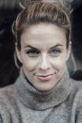 Smiling woman with blue eyes - JOSEF04369
