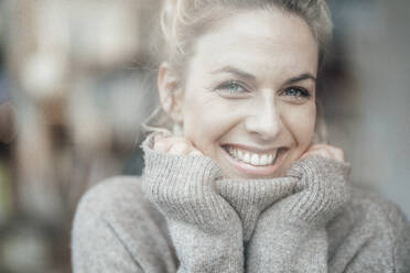 Mittlere erwachsene Frau im Pullover lächelnd mit Hand am Kinn - JOSEF04394