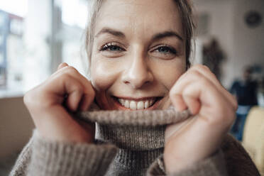 Frau mit Rollkragenpulli lächelt im Cafe - JOSEF04411