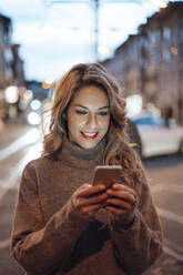 Schöne Frau mit Mobiltelefon - JOSEF04427