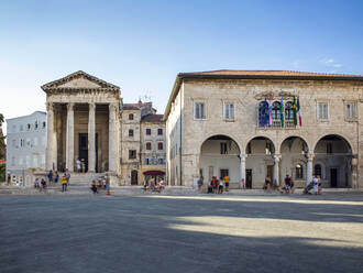 Croatia, Istria County, Pula, Town square in front of Temple of Augustus - MAMF01794