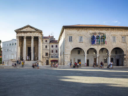 Kroatien, Gespanschaft Istrien, Pula, Stadtplatz vor dem Augustus-Tempel - MAMF01794