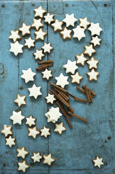 Weihnachten Zimt Stern geformt Kekse und Zimt auf blauen rustikalen hölzernen Hintergrund - ASF06752