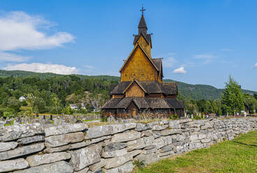 Norwegen, Notodden, Heddal, Steinmauer, die den Friedhof der Stabkirche von Heddal trennt - RUNF04370