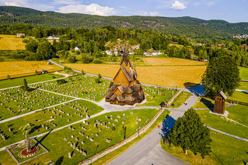 Norwegen, Notodden, Heddal, Luftaufnahme der Heddal Stabkirche und des umliegenden Friedhofs - RUNF04371