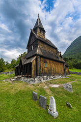 Norwegen, Lustrafjorden, Unesco-Welterbe Urnes Stabkirche - RUNF04373