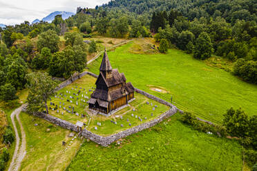 Norwegen, Lustrafjorden, Luftaufnahme der Unesco-Weltkulturerbestätte Urnes Stabkirche - RUNF04374