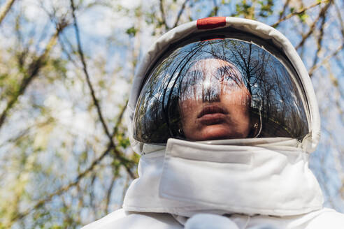 Entdeckerin mit Weltraumhelm im Wald - MEUF02794