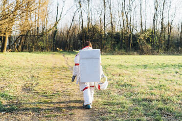 Junge Forscherin auf einem Waldweg an einem sonnigen Tag - MEUF02841