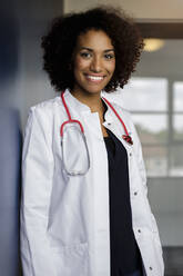 Lächelnde Ärztin an der Wand im Krankenhaus - BMOF00695