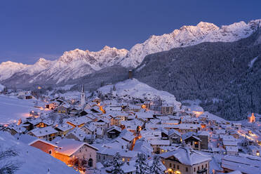 Traditionelle Häuser mit Schnee bedeckt in der Winterdämmerung, Ardez, Engadin, Kanton Graubünden, Schweiz, Europa - RHPLF19717