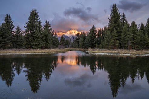 Erstes Licht auf den Grand Tetons mit Spiegelung bei Schwabacher's Landing, Grand Teton National Park, Wyoming, Vereinigte Staaten von Amerika, Nordamerika - RHPLF19739