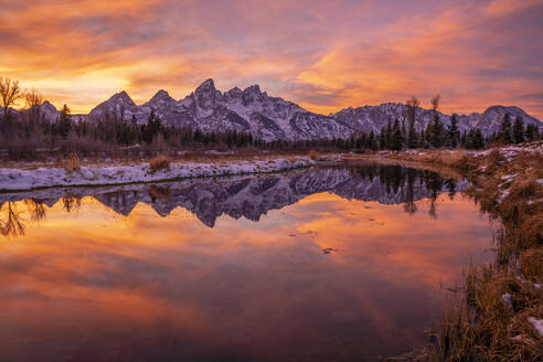 Sonnenuntergang und Spiegelung der Teton Range im Snake River bei Schwabacher's Landing, Grand Teton National Park, Wyoming, Vereinigte Staaten von Amerika, Nordamerika - RHPLF19741