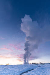 Sonnenaufgang Ausbruch von Old Faithful Geysir mit Strom, Yellowstone National Park, UNESCO-Weltkulturerbe, Wyoming, Vereinigte Staaten von Amerika, Nordamerika - RHPLF19744