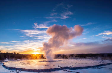 Great Fountain Geyser bei Sonnenuntergang mit Spiegelung und Sonnenaufgang, Yellowstone National Park, UNESCO Weltkulturerbe, Wyoming, Vereinigte Staaten von Amerika, Nordamerika - RHPLF19748