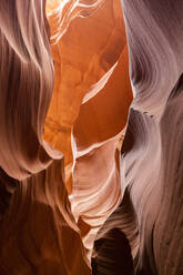 Vom Wasser erodierter Navajo-Sandstein bildet einen Slot-Canyon im Upper Antelope Canyon, Navajo-Land, Arizona, Vereinigte Staaten von Amerika, Nordamerika - RHPLF19758