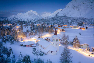 Dämmerung über Chiesa Bianca und Maloja Dorf mit Schnee bedeckt, Bergell, Engadin, Kanton Graubünden, Schweiz, Europa - RHPLF19763