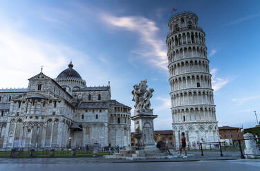 Die berühmte Piazza dei Miracoli mit der Kathedrale von Pisa (Duomo) und dem Schiefen Turm, UNESCO-Weltkulturerbe, Pisa, Toskana, Italien, Europa - RHPLF19768