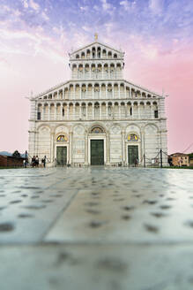 Romanische Fassade des Doms von Pisa (Duomo) unter romantischem Himmel bei Sonnenaufgang, Piazza dei Miracoli, UNESCO-Weltkulturerbe, Pisa, Toskana, Italien, Europa - RHPLF19769