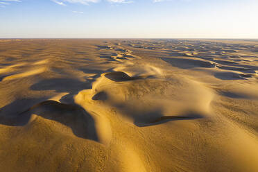 Luftaufnahme der Sanddünen in der Tenere-Wüste, Sahara, Niger, Afrika - RHPLF19773