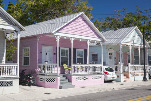 Typische pastellfarbene Holzhäuser in der Truman Avenue, Old Town, Key West, Florida Keys, Florida, Vereinigte Staaten von Amerika, Nordamerika - RHPLF19778