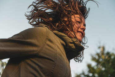 Nahaufnahme einer jungen Frau, die auf einem Trampolin springt - ISF24613