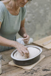 Ältere Frau prüft gebackenen Teig im Hinterhof - ALBF01613