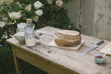 Brot mit Messer und Soße auf dem Tisch - ALBF01617