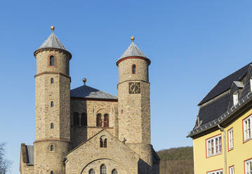 Deutschland, Nordrhein-Westfalen, Bad Münstereifel, Fassade einer Basilika unter blauem Himmel - GWF07009