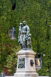 Deutschland, Thüringen, Weimar, Statue der Mutter Liebe - EGBF00694