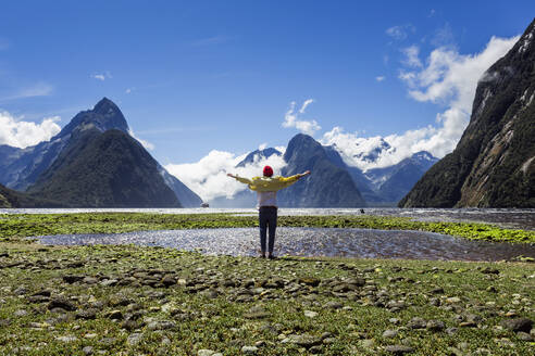 Neuseeland, Südinsel, Milford Sound, Tourist genießt Bergblick - WVF01863
