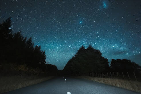 Neuseeland, Nordinsel, Rotorua, Leere Straße bei sternenklarer Nacht - WVF01883