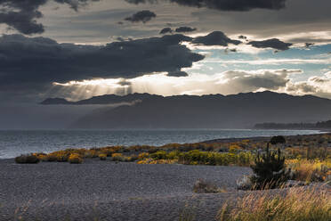 Neuseeland, Canterbury, Kaikoura, Dramatischer Himmel über ruhigem Meer - WVF01902