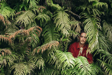 Junger Mann inmitten von Bäumen im Wald - WVF01909