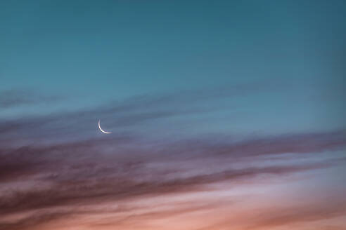 Mondsichel leuchtet gegen den Himmel in der Abenddämmerung - WVF01917