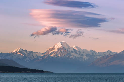 Neuseeland, Canterbury, Der majestätische Mount Cook ragt bei Sonnenuntergang über das blaue Wasser des Pukaki-Sees - WVF01929