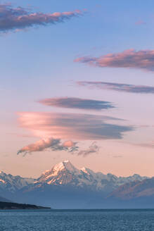 Neuseeland, Canterbury, Der majestätische Mount Cook ragt bei Sonnenuntergang über das blaue Wasser des Pukaki-Sees - WVF01930