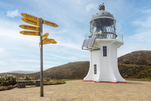 Neuseeland, Nordinsel, Wegweiser vor dem Cape Reinga Lighthouse - WVF01958