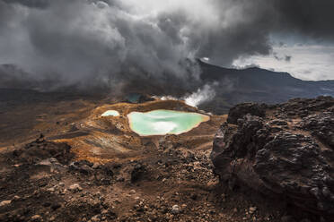 Neuseeland, Ruapehu Distrikt, Tiefhängende Wolken über grüner heißer Quelle im Tongariro National Park - WVF01974