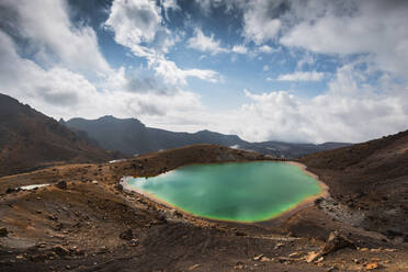 Neuseeland, Ruapehu District, Wolken über grüner heißer Quelle im Tongariro National Park - WVF01978