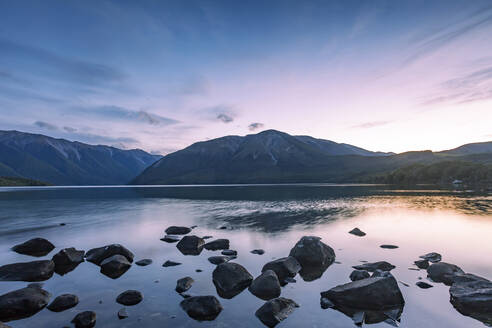 Neuseeland, Tasmanischer Bezirk, Blick auf den Rotoiti-See bei stimmungsvollem Sonnenuntergang - WVF01984