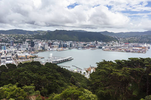 Neuseeland, Region Wellington, Wellington, Wolken über Bucht und Hafen der Küstenstadt - WVF02003