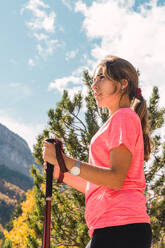 Seitenansicht niedrigen Winkel der weiblichen Wanderer mit Trekking-Stöcke stehen in Ordesa y Monte Perdido National Park und genießen Urlaub in den Pyrenäen Berge am sonnigen Tag - ADSF24367