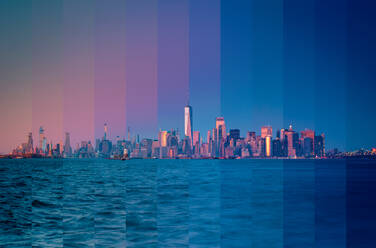 East River in New York City mit modernen Wolkenkratzern unter bewölktem Himmel bei Sonnenuntergang - ADSF24455