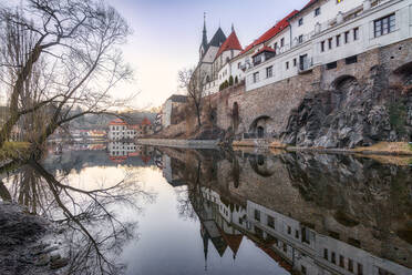 Historisches Steingebäude des Schlosses Cesky Krumlov und ruhiger Fluss bei Sonnenuntergang - ADSF24469