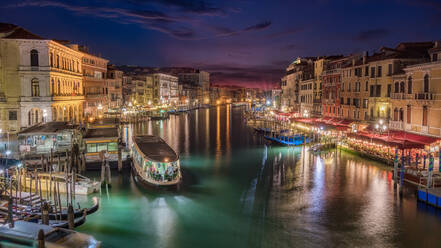 Blick auf den Canal Grande zwischen alten Wohngebäuden unter dem Abendhimmel in Venedig - ADSF24475