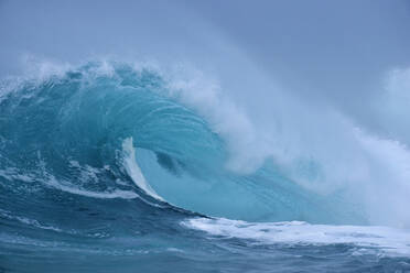 Große plätschernde Welle des Pazifischen Ozeans - RUEF03294